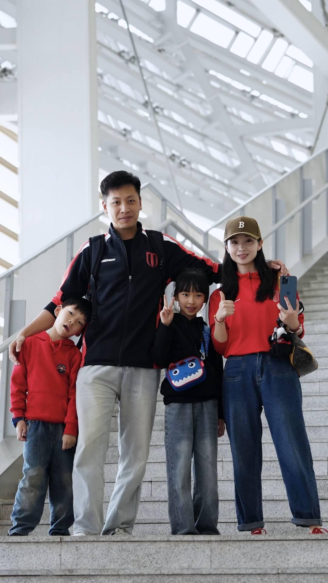 开云体育-成都唯一全勤球迷：最初是老公带着看，全年看球开销超10万