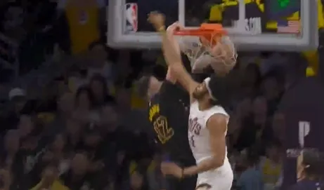 开云体育-炸裂！拉拉维亚强硬杀入禁区，面对阿伦送上单臂隔扣