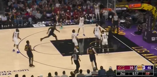 开云官网-可惜！詹姆斯送出空接妙传，艾顿起跳放篮磕到篮筐前沿